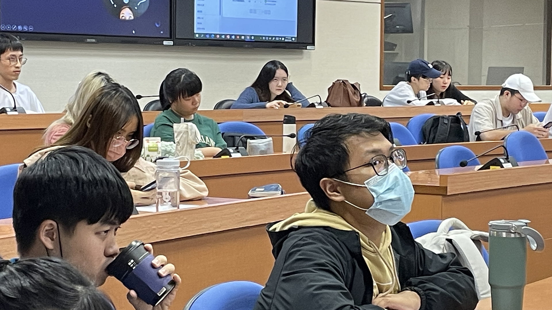 淡江大學、台北大學同學透過視訊聆聽政大講座